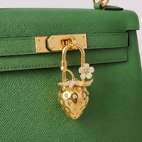 Breloque de sac en or avec strass scintillants en forme de fraise, pendentif clé 3D mignon en forme de fruit, décoration de sac à main de luxe pour femme, porte-clés, cadeau d'anniversaire