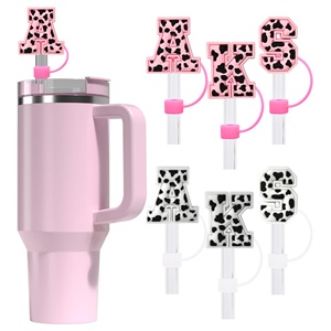 Tapón de silicona reutilizable de 10 mm personalizado con diseño de mezclilla y letras en inglés, accesorio decorativo para bebidas con clip de hebilla. - Product Image 1