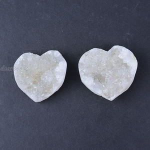 ผลึกควอตซ์คริสตัลชุบสีรุ้งธรรมชาติ2-4ซม. คลัสเตอร์รูปหัวใจตัดด้วยมือสำหรับตกแต่งบ้านและคริสตัลบำบัด - Product Image 4