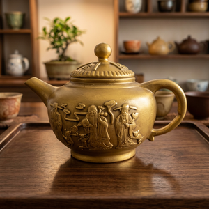 Théière traditionnelle chinoise en métal avec couvercle et poignée, design en relief couleur or - Product Image 6