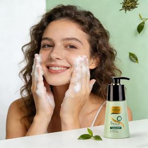 <span class=keywords><strong>Gel</strong></span> Nettoyant <span class=keywords><strong>et</strong></span> Soin Tout-en-un 5% Huile de Graine de Camélia - Hydratant Éclaircissant Anti-rides Formule au Ginseng pour une Peau Équilibrée - Product Image 2