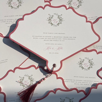 Cartes de menu personnalisées en papier en forme d'éventail avec motif imprimé numériquement et pompon pour réception de mariage artistique ou fête