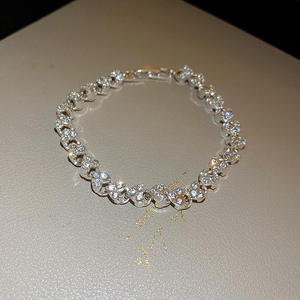 Bracciale Personalizzato di Lusso a Forma di Cuore con Diamanti, Elegante Gioiello da Indossare Quotidianamente per Donne - Product Image 1