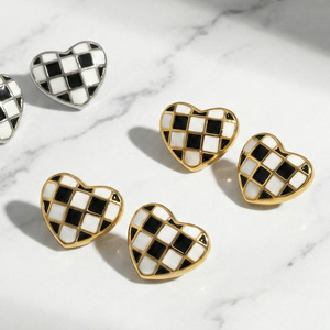 Boucles d'oreilles pendantes Mili pour femme, motif cœur à carreaux noir et blanc, plaqué or 18 carats, tendance, style européen et américain, élégantes et simples, vente en gros - Product Image 2