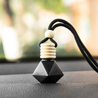 Flacon de parfum pour voiture en verre vide de 8 ml en forme de diamant noir, diffuseur d'air frais suspendu pour voiture avec bouchon en bois