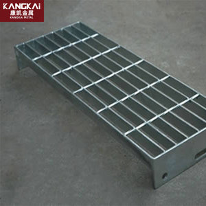 Gradini di sicurezza zincati antiscivolo su misura per scale esterne con pedane portanti durevoli - Product Image 2