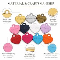 Hartvormige hanger met ritsbediening en gegraveerde, in elkaar grijpende initialen, meerdere kleuren, designer charms