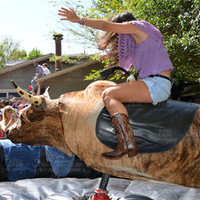 Jeux commerciaux pour adultes tour de taureau mécanique rodéo machine d'équitation de taureau contrôle le rodéo de taureau mécanique gonflable