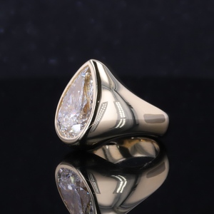Anillo de compromiso de oro amarillo de 10K con diamante cultivado en laboratorio de 4 quilates, corte pera, estilo sello, con bisel E VS1. - Product Image 2