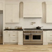 Meubles de cuisine en bois massif style Shaker, sur mesure en forme de L pour toute la maison, avec îlot central à bord cascade et plan de travail en quartz noir