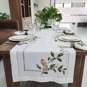 Chemin de table personnalisé brodé avec des oiseaux et des branches de houx, chemin de table en coton blanc de qualité supérieure avec ourlet festonné pour la maison et l'hôtel - Product Image 1