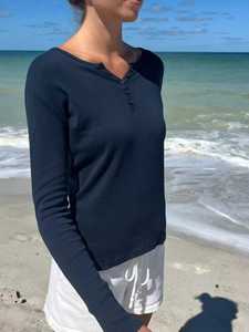 Camiseta Henley de Manga Larga para Mujer, Cuello en V, Corte Regular, Jersey Elástico, Estampado Casual de Verano, Venta al Por Mayor OEM ODM - Product Image 3