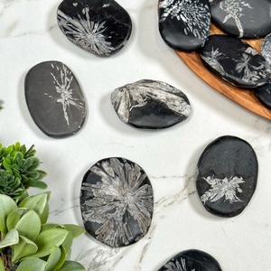 Piedra de Crisantemo Crystalhola, Tallado en Relieve con Patrones Florales Naturales Únicos, Pulido Fino, Agarre Cómodo - Product Image 2