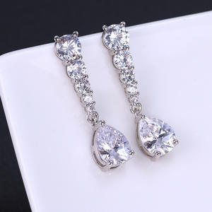 Boucles d'oreilles en or blanc E1765 avec diamants taille poire, bijoux classiques pour femmes - Product Image 4