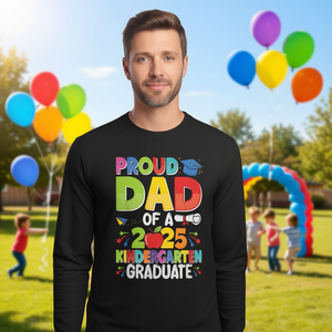 Camiseta de manga larga para hombre adulto con cuello redondo y estampado digital, diseño de graduado de preescolar 2025, ideal para el regreso a clases y graduaciones. - Product Image 3