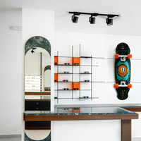 Magasin de vente au détail optique contemporain avec étagères ouvertes à niveaux et vitrines rondes éclairées