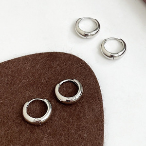 Pendientes Huggie de Plata de Ley S925, Pendientes de Botón de Plata 925 para Uso Diario - Product Image 1