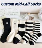 Chaussettes décontractées sportives rayées noir et blanc personnalisées pour femmes, idéales pour le quotidien, l'exercice, la détente à la maison et les cadeaux personnalisés