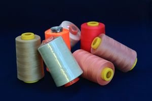 Độ bền cao 100% Spun màu Polyester chỉ khâu 40/2 5000y nhuộm mẫu với độ bền kéo tuyệt vời cho hàng may mặc - Product Image 4