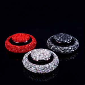 Ambientador multifuncional para coche con diseño de platillo volador, con pedrería de diamantes blancos, rojos, negros, grises y de color menta, de plástico natural. - Product Image 1