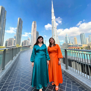 Collection de robes élégantes en satin pour femmes, comprenant des tenues en satin de soie premium à col en V, manches longues, longueur maxi et midi. - Product Image 1