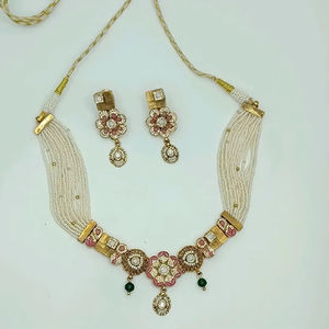 Parure de mariée de créateur, finition dorée, collier ras-du-cou floral avec pierres roses, couches de perles et boucles d'oreilles pendantes - Product Image 2