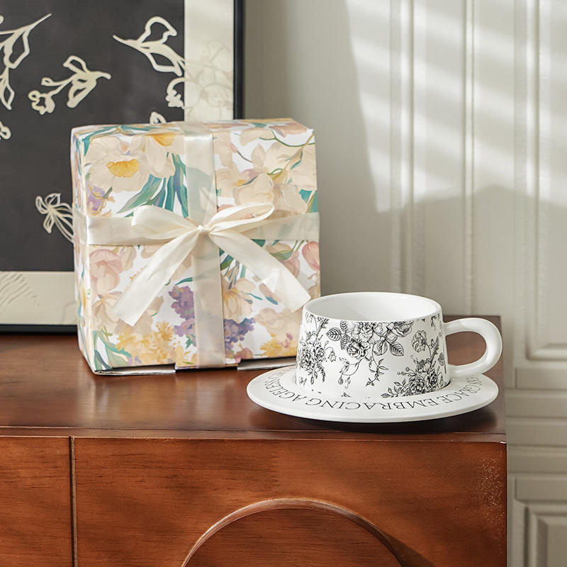 ถ้วยกาแฟและจานรองสีขาวด้าน - กล่องลายดอกกุหลาบพร้อมริบบิ้น