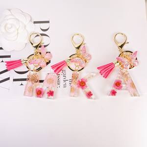 Nouveau porte-clés lettre avec pendentif marguerite rose en fleur séché<span class=keywords><strong>e</strong></span> et époxy cristallin, et pompon papillon, mignon et tendance - Product Image 3