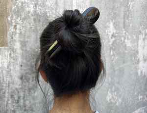 Épingle à cheveux classique en corne de buffle, artisanat naturel, accessoire pour cheveux fait main, pour des chignons sécurisés, texture naturelle et sophistiquée - Product Image 6