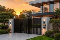 Portail de jardin minimaliste en aluminium avec lames horizontales à persiennes, design intimité