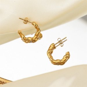 Pendientes Populares de Oro de 18k con Circonita Cúbica en Forma de C, Joyería - Product Image 4