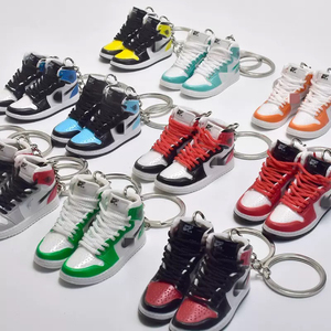 2025 New Mini Bóng Rổ Giày 3D Sneaker Keychain Bán Buôn PVC Cao Su Từ Nhà Máy Giá Phổ Biến Cao Su Móc Chìa Khóa - Product Image 1