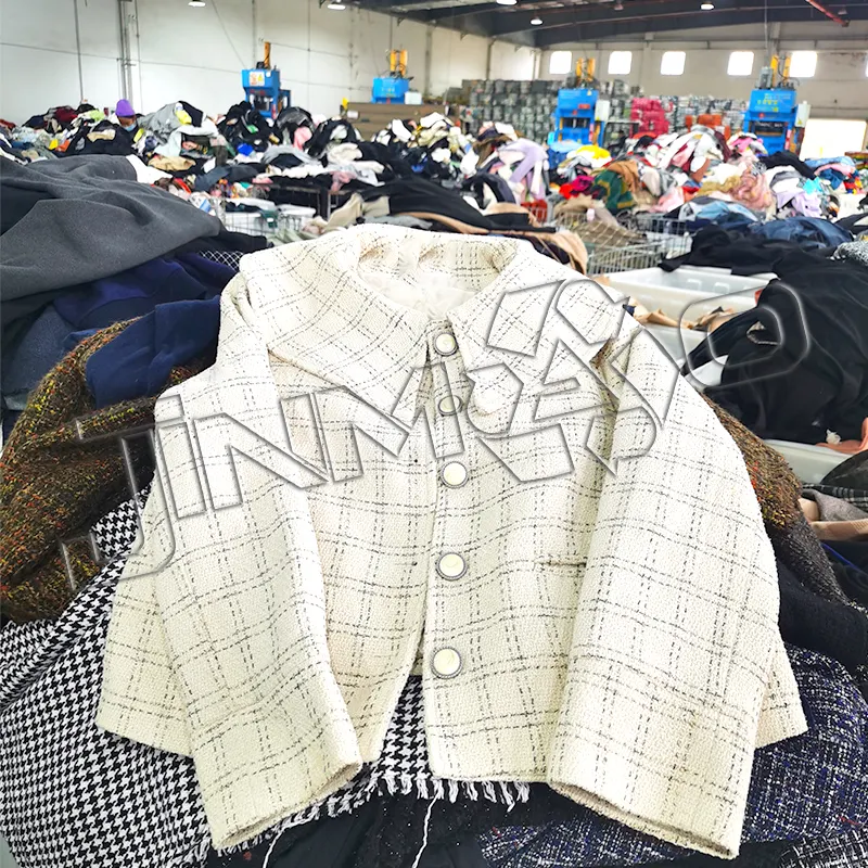 Venta al por mayor precio barato proveedor de fábrica de alta calidad casual abrigo de tweed fardos mixtos de ropa usada para las mujeres
