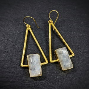 SOUMYA CREATIONS Boucles d'oreilles pendantes tendance en laiton plaqué or avec pierre de lune arc-en-ciel pour femme, style religieux mignon, cadeau idéal pour les fêtes - Product Image 1