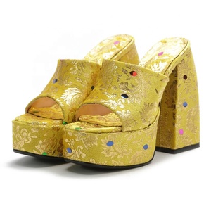 Sandales dorées style gothique pour femme, broderie florale, bout carré, talon épais, plateforme haute - Product Image 2