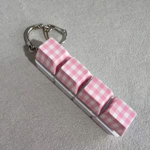 Porte-clés pendentif personnalisé en PVC UV, capuchon de touche de clavier à pois, jouet anti-stress, bouton de réduction de pression, pression au bout des doigts, bout des doigts lumineux - Product Image 6