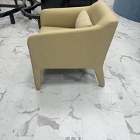 Fauteuil convertible de loisirs entièrement recouvert de cuir avec coussin pour salon, appartement et hôtel