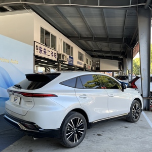 Occasion 2023 pour <span class=keywords><strong>Venza</strong></span>, extérieur blanc, intérieur foncé |   Volant à gauche, pneus R18, 219 CV, transmission intégrale, 40 MPG, SUV de taille moyenne - Product Image 4