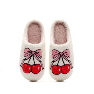 Pantoufles douces et moelleuses en peluche à imprimé cerises, grandes tailles, pour femmes, idéales pour la maison - Product Image 1