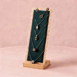 Expositor de Collares de Terciopelo Verde Beige, Soporte de Bambú para Colgar Joyas, Tablero de Exhibición - Product Image 1