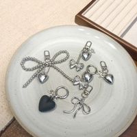 Porte-clés délicat nœud et cœur - Breloque de sac minimaliste en argent pour usage quotidien et décoration de sac
