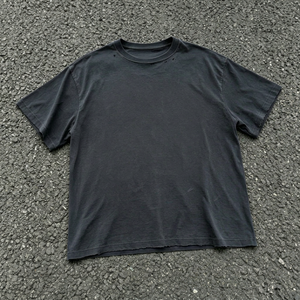Camiseta de algodón negra de manga corta con cuello redondo para hombre, corte regular, informal, de punto liso teñido. - Product Image 1