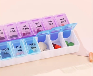 <span class=keywords><strong>Pilulier</strong></span> hebdomadaire de 7 jours Boîte à vitamines et médicaments Grands compartiments à boutons poussoirs 4 fois par jour avec couvercles transparents Cadeau promotionnel - Product Image 3