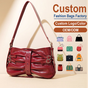 Sac à bandoulière en cuir de vachette pleine fleur, finition grainée cirée à l'éclat doux, silhouette plissée avec nœud, système multi-sangles, directement de l'usine - Product Image 1