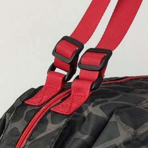 Sac polochon pliable et portable à grande capacité avec impression personnalisée pour hommes Sac polochon de voyage en polyester Vente en gros - Product Image 3