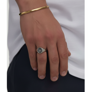 Bague Signet Victory en Or, Alliage Moderne et Élégant avec Incrustation en Acier Inoxydable Plaqué Rhodium Tendance - Product Image 1