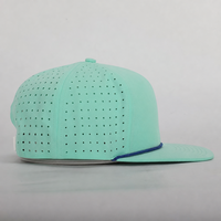 Casquette personnalisée de haute qualité à 6 panneaux avec logo brodé 3D, perforations découpées au laser, visière plate et fermeture snapback à cordon
