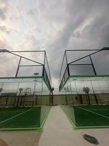 สนามแพเดิลแบบพาโนรามาพร้อมกระจกนิรภัย โครงเหล็ก ระบบไฟส่องสว่างสำหรับสนามหญ้าเทียม เหมาะสำหรับโรงเรียน ผู้ซื้อสินค้ากีฬา  โซลูชั่นการจัดซื้อจำนวนมาก - Product Image 1