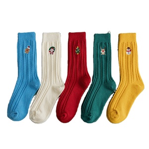 Chaussettes de Noël en coton tricoté confortables avec des personnages de dessins animés mignons en broderie en gros - Product Image 1