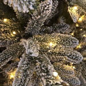 Sapin de Noël floqué de haute qualité, pré-éclairé, entièrement en PE, avec lumières LED blanc chaud - Product Image 2